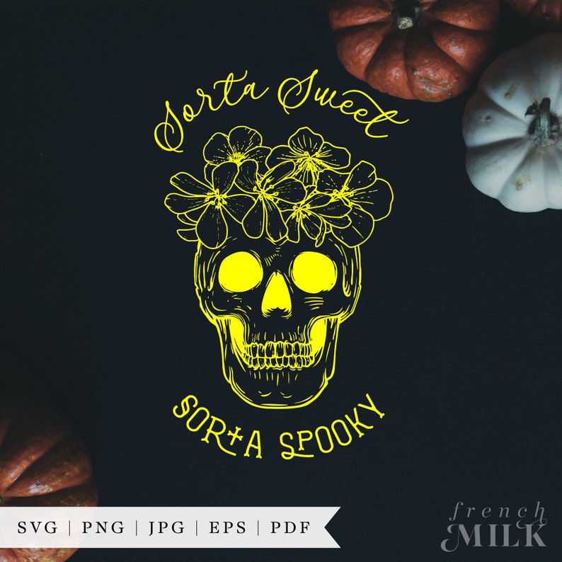 Może przedstawiać: Ż&oacute;łta czaszka z wieńcem kwiatowym i tekstem "Sorta Sweet Sorta Spooky" na czarnym tle.