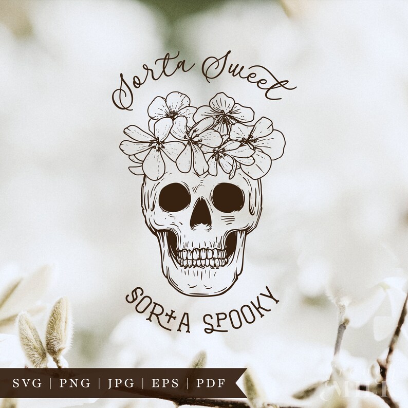 Może przedstawiać: Czarno-biała ilustracja czaszki z kwiatową koroną. Pod czaszką widnieje napis "sorta sweet sorta spooky".