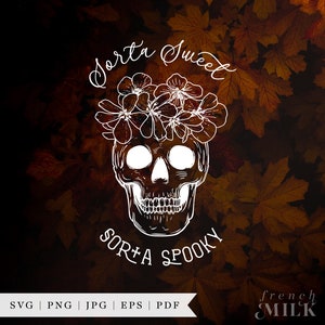 Może przedstawiać: Biały rysunek liniowy czaszki z wieńcem kwiatowym na tle brązowych jesiennych liści. Tekst "Sorta Sweet Sorta Spooky" jest napisany pod czaszką.