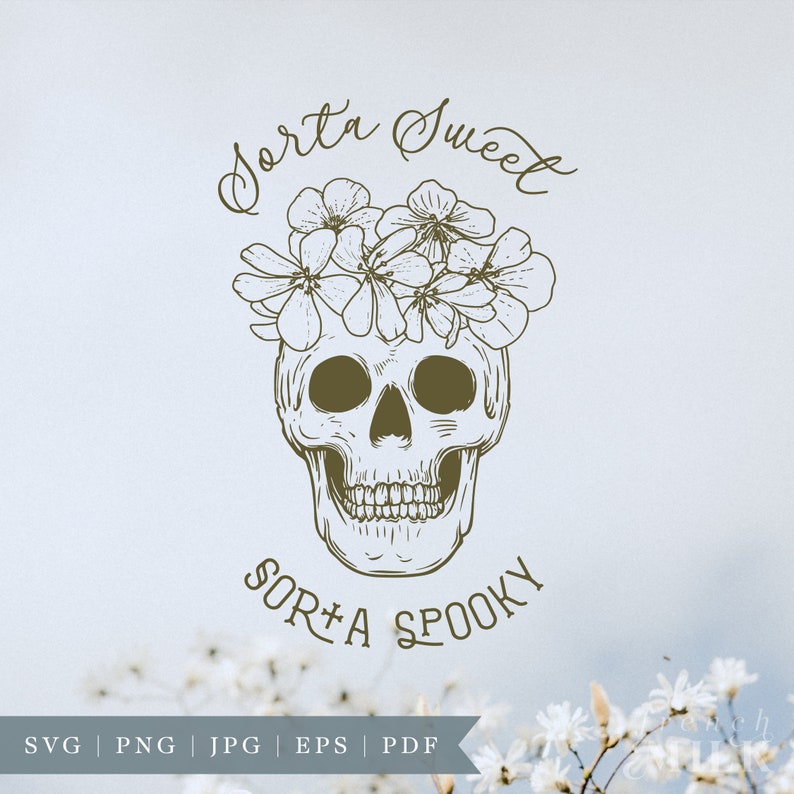 Może przedstawiać: Czarno-biały rysunek czaszki z kwiatową koroną. Tekst "Sorta Sweet" znajduje się nad czaszką, a tekst "Sorta Spooky" pod czaszką.