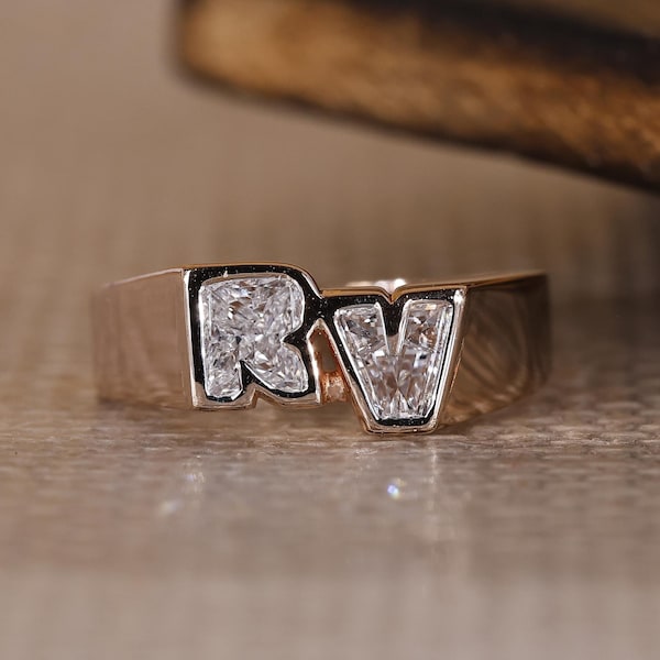 Anello personalizzato con iniziali R e V, anello in oro rosa con diamante sintetico, anello di fidanzamento con castone, gioiello personalizzato con lettera di proposta di matrimonio