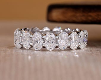 Anello eternity con moissanite taglio ovale 6 x 4 mm, anello eternity completo con incastonatura a griffe in oro bianco, fede nuziale con moissanite ovale e diamanti per lei