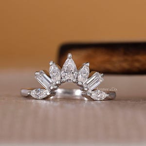 ペアシェイプ、マーキーズカット、バゲットカットのモアッサナイトクラウンバンド、ユニークなハーフエタニティバンド、ヴィンテージ風の結婚指輪、リングセット用のユニークなバンド
