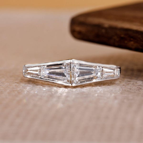Fede nuziale geometrica affusolata con diamanti creati in laboratorio a taglio baguette, anello a grappolo a chevron in oro 14 carati, anello impilabile a scudo Art Déco per donna
