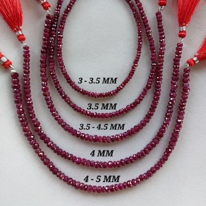 Puede incluir: Cinco hebras de cuentas de rubí de diferentes tamaños, que van de 3-3,5 mm a 4-5 mm. Las cuentas son facetadas y tienen un color rojo intenso. Cada hebra está atada con una borla roja.