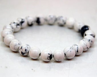 Pulsera elástica de howlita blanca hecha a mano con piedras preciosas