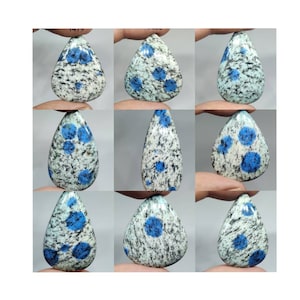 Superbo cabochon di diaspro K2 naturale ~ pietra K2 Blue Dot ~ pietra di granito K2 ~ diaspro blu K2 ~ azzurrite in granito a forma di pera con retro piatto