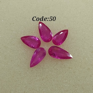 Puede incluir: Cinco piedras preciosas rosadas en forma de pera dispuestas en forma de estrella. Código: 50