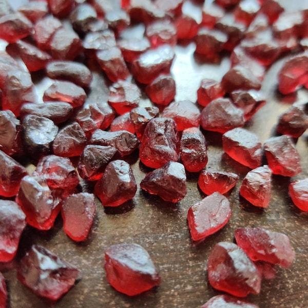 10 piezas de granate rojo natural crudo/granate rojo áspero/piedra preciosa granate áspera/piedra de nacimiento de enero/granate mozambique crudo/cristal curativo/7-10 MM