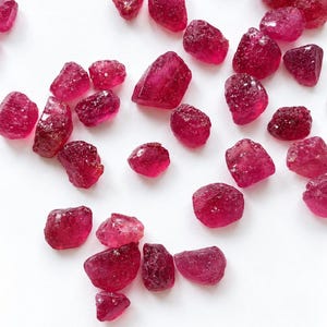5 piedras de rubí natural en bruto AAA: cristales de rubí rojo y rosa (8-18 mm) 82