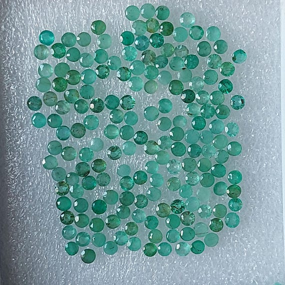 Natural Emerald Cut Stone: Round Faceted Green Gemstone (2.25-2.8 mm, 20 Pieces) / EMRC
