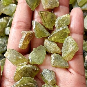 1 stuk grote natuurlijke groene sfeen (titaniet) ruw/sfeen (titaniet) ruwe edelsteen/draadwikkelsteen/genezende kristallen/20-25 mm grootte/SPN02