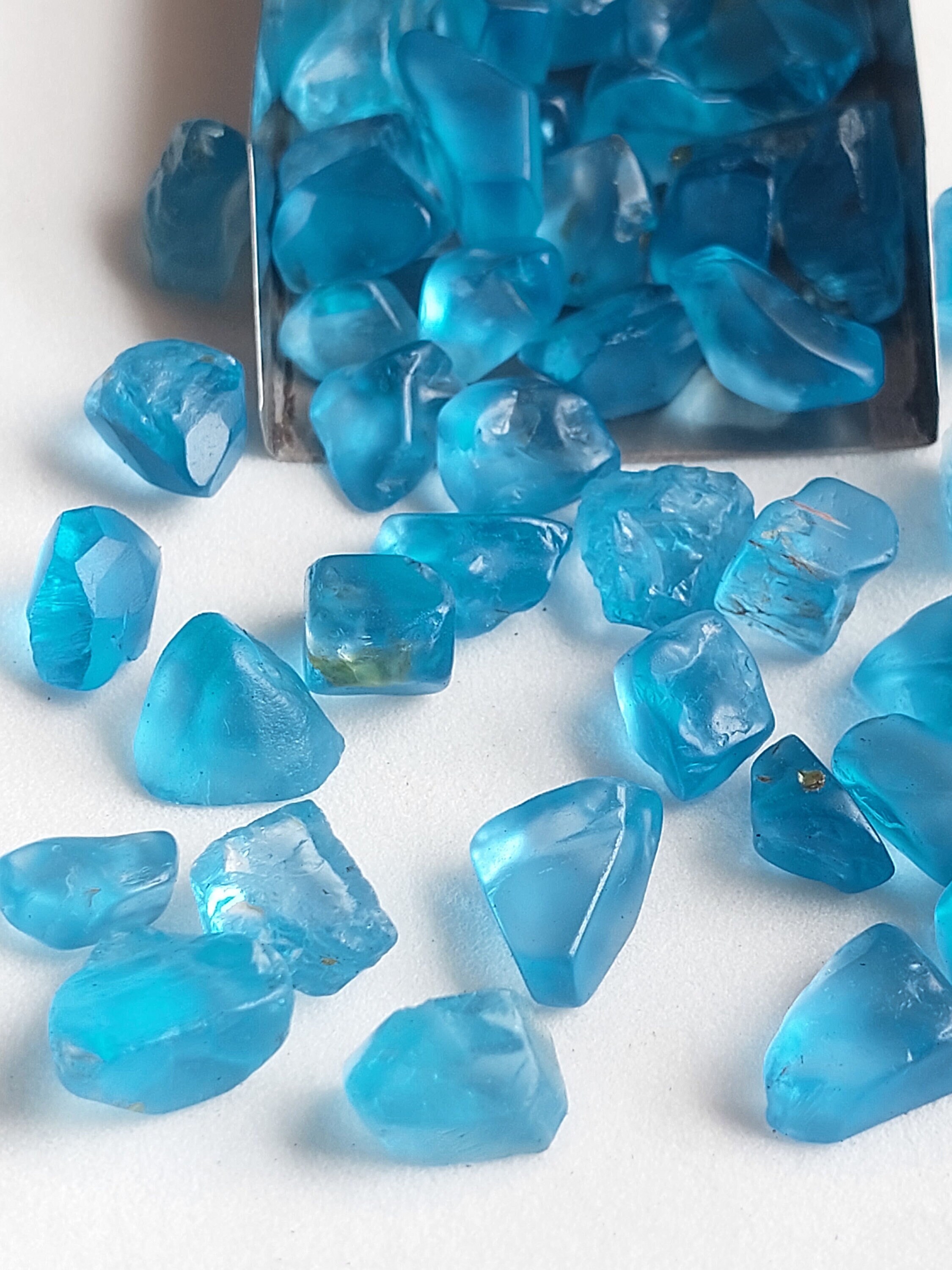 天然スイスブルートパーズ原石：ジュエリー用原石、11～15 mm/TPZ001