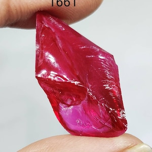 Coríndon rubi vermelho rosa criado em laboratório bruto/coríndon rubi rachado bruto/formato meio lápis/boule dividido/vários tamanhos/grau facetado