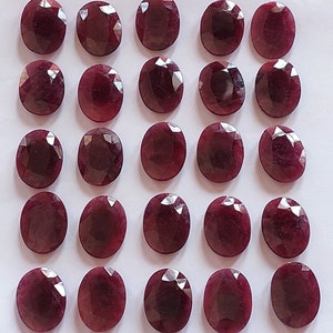 Puede incluir: Veinticinco piedras preciosas de rub&iacute; de forma ovalada y facetadas. Los rub&iacute;es son de color rojo intenso y tienen un acabado pulido.