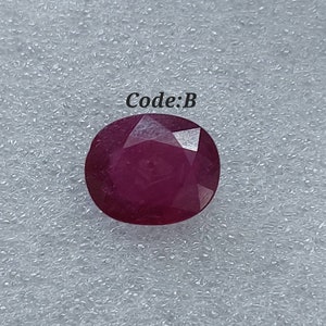 Rubí facetado ovalado: piedra de nacimiento de julio, rojo y rosa