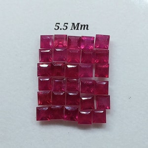 Op de afbeelding: Een groep van 25 rode vierkante edelstenen, elk met een afmeting van 5,5 mm. De edelstenen zijn gerangschikt in vijf rijen van vijf, met de tekst "5,5 Mm" gedrukt boven de edelstenen.