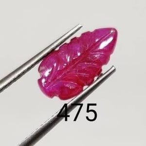 Sculpture de feuilles de rubis du Mozambique non chauffée : pierre précieuse certifiée en forme de poire