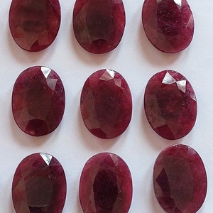Puede incluir: Diez piedras preciosas de rub&iacute; talladas en forma ovalada. Los rub&iacute;es son de color rojo intenso y tienen un acabado pulido.