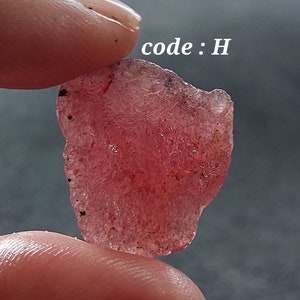 Rauwe roze aardbeienkwartskristal: ongeboorde edelsteen voor genezing