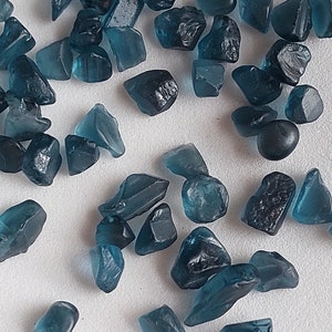 1 Piece Natural London Blue Topaz Raw Gemstone/London Blue Topaz Rough/Topaz Crystals for Jewelry/Healing Crystal/6 MM - 11 MM/TPZ004