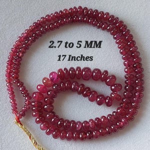 Könnte beinhalten: Eine Halskette aus polierten, tiefroten Edelsteinen. Die Perlen haben eine Größe von 2,7 bis 5 mm und sind zu einer ca. 43 cm langen Halskette aufgereiht. Der Text "2.7 to 5 MM" und "17 Inches" ist sichtbar.