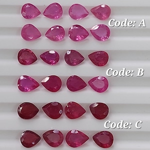 Pode incluir: Um close-up de 20 gemas rosa em forma de pêra dispostas em quatro filas. As gemas são etiquetadas com os códigos A, B e C.