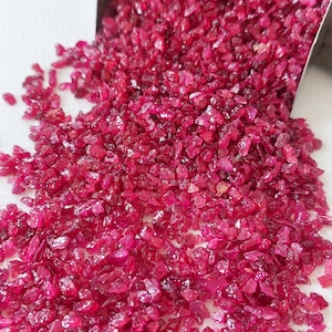 Rubis bruts naturels de 50 carats, minuscules cristaux de rubis rouge-rose (2-3,5 mm) /RJS-503