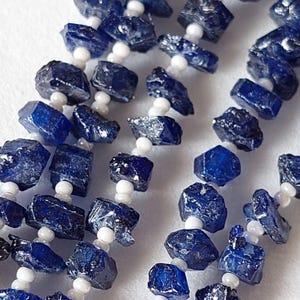 20 Stück / natürliches blaues Saphir Zentrum gebohrt roh / blauer Saphir Edelstein / blauer Saphir roh / 5-10 mm / 2355