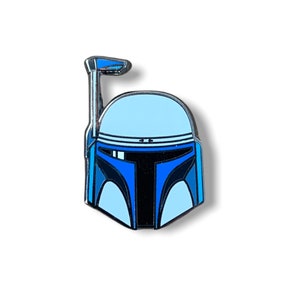 Puede incluir: Un pin de esmalte azul y negro con una representación estilizada de un casco de Boba Fett.