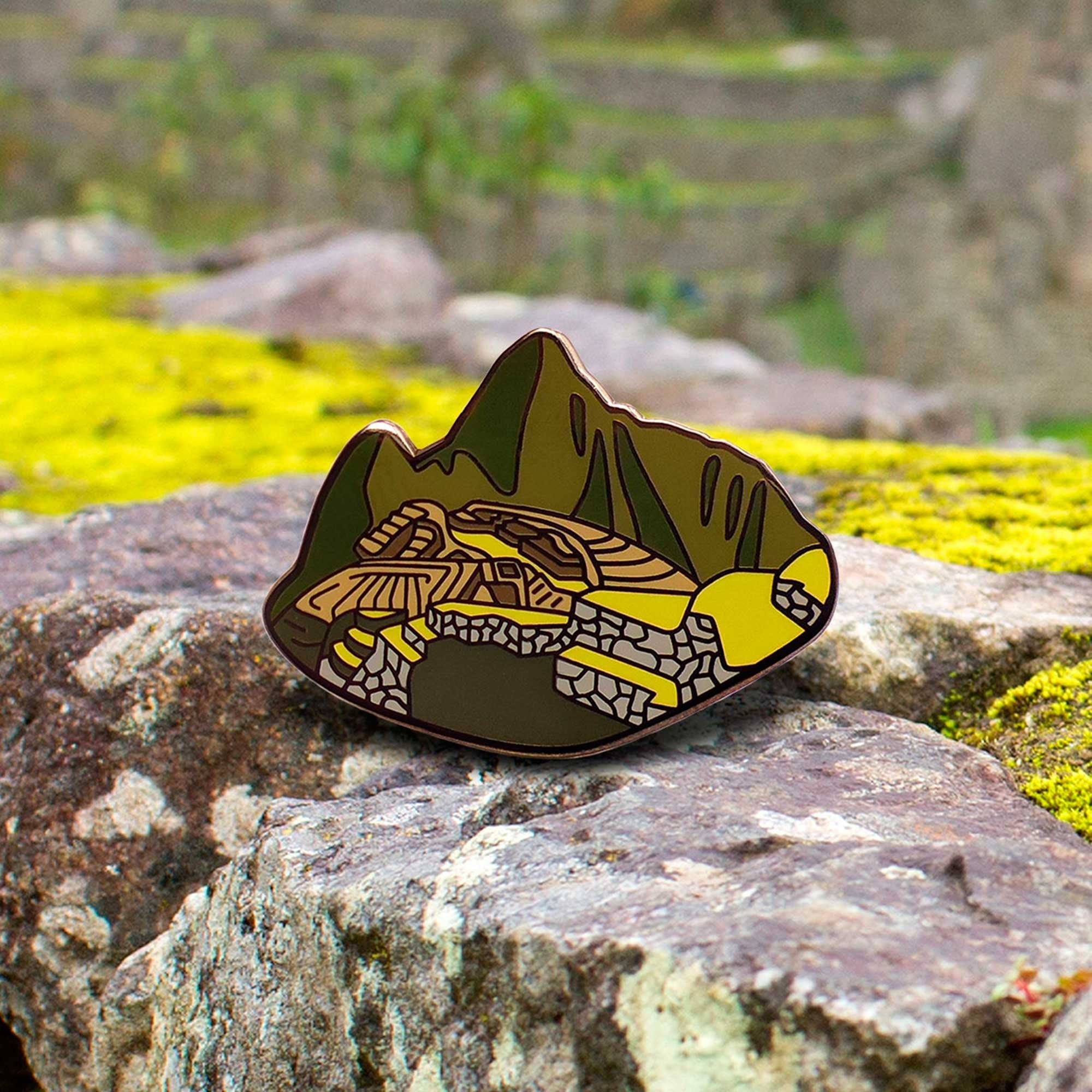 Spilla in smalto duro Machu Picchu, arte peruviana, regalo e souvenir delle Ande del Cammino Inca peruviano
