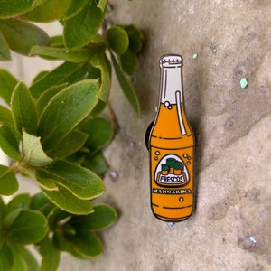 Jarritos Mandarina Orange Soda Emaille Anstecknadel - mexikanische Flasche Anstecknadel, Latein Kunst Geschenk, Foodie Souvenir, niedliche harte Emaille Anstecknadel