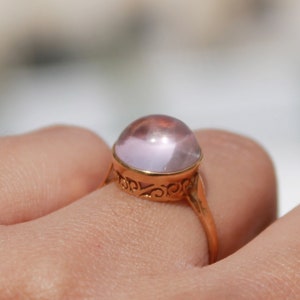 18K gouden ring met rozenkwarts – minimalistische solitaire statementring