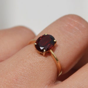 Natural Oval Garnet Gold Ring, Solid 18K Gold Ring, Natural Garnet Ring, January Birthstone Ring, Statement Ring, Minimalist Solitaire Ring