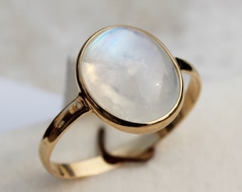 Solid 18k Gold- Natural Oval Rainbow Moonstone Ring- October Birthstone- Minimalist Ring- Statement Ring, Minimalist Ring, Moonstone Jewelry