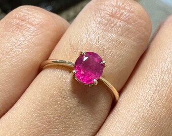 Anillo de oro amarillo macizo de 14 quilates, anillo de oro con rubí natural, anillo con piedra de nacimiento de julio, anillo llamativo, anillo minimalista, anillo solitario.