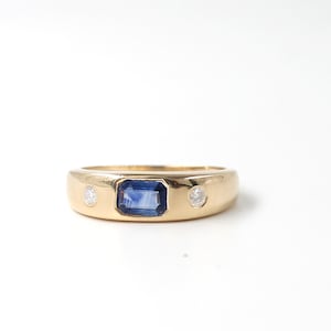 18K Gold Blue Sapphire Signet Ring: Minimalist Diamond Accent