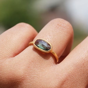 Anel em ouro 18K com safira verde fosca, pedra do mês de setembro.