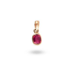 Ciondolo in oro 14 carati con rubino, charm ovale minimalista con rubino