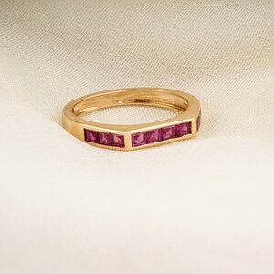 Vintage 14k gouden ring met robijn, stapelbare eeuwigheidsring