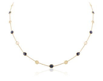 Op de afbeelding: Een gouden ketting met afwisselend blauwe en witte ovale edelstenen.