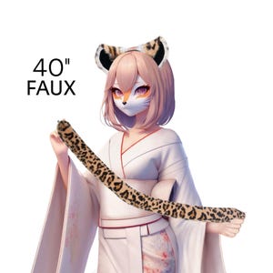 Può includere: Coda in finta pelliccia con stampa leopardata, lunga circa 102 cm, con fascia abbinata con orecchie di animali. La coda è marrone con macchie nere. Il testo "40" FAUX" è in nero.