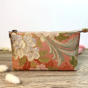 Borsa per cosmetici rosa. Borsa per cosmetici in seta. Borsa da toeletta. Astuccio per il trucco. Astuccio con cerniera per il trucco. Regalo per lei. Borsa per il trucco floreale. Piccola borsa rosa.