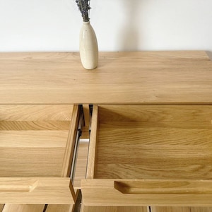Konsolbord med hylla, konsolbord med smal ingång och lådor, massiv ek från mitten av århundradet, modernt konsolbord i trä bild 7