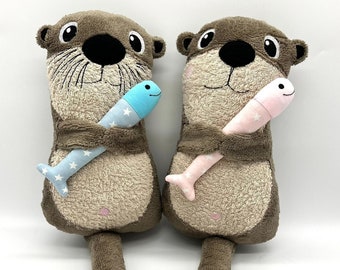 personalisierbarer Otter mit Fisch, Frottee braun / sand, ca. 27x15x9cm