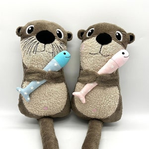 personalisierbarer Otter mit Fisch, Frottee braun / sand, ca. 27x15x9cm Bild 1