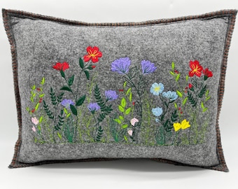 Coussin décoratif pré de fleurs, feutre gris, environ 38x28x10cm