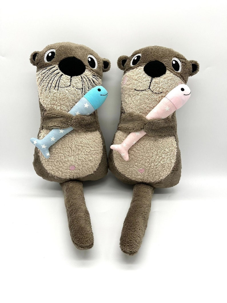 personalisierbarer Otter mit Fisch, Frottee braun / sand, ca. 27x15x9cm Bild 1