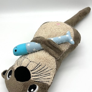 personalisierbarer Otter mit Fisch, Frottee braun / sand, ca. 27x15x9cm Bild 7