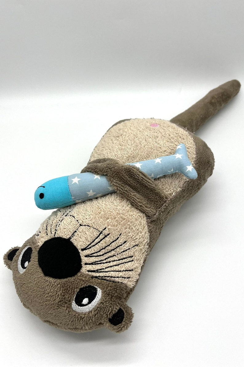 personalisierbarer Otter mit Fisch, Frottee braun / sand, ca. 27x15x9cm Bild 7